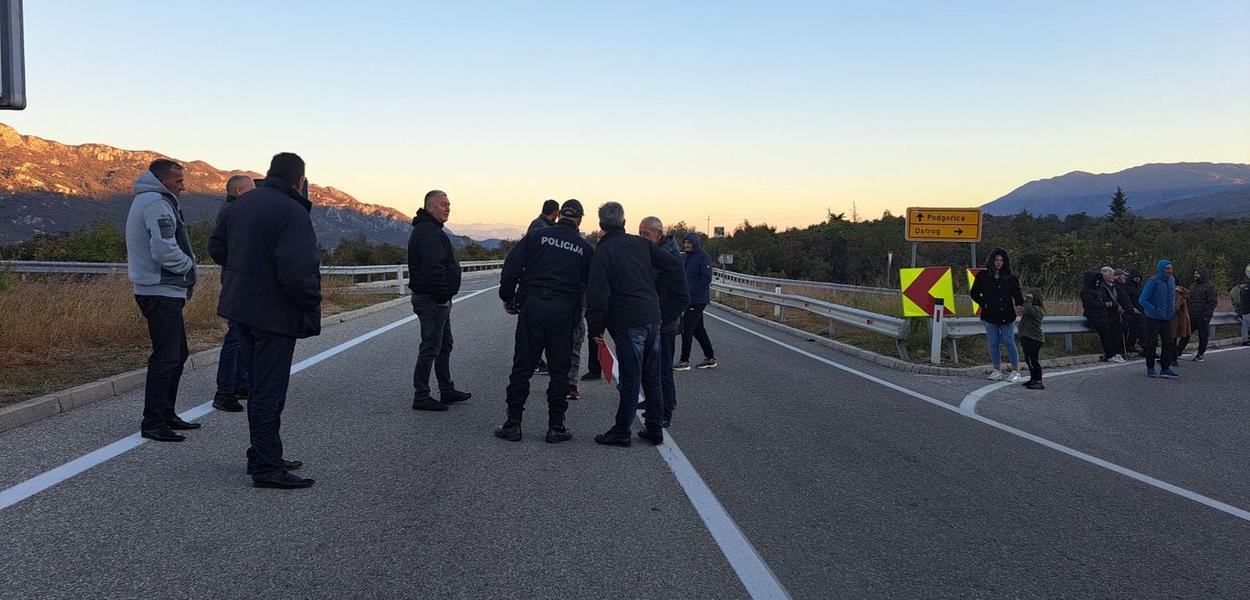 Sa blokade puta (Foto: RTNK)