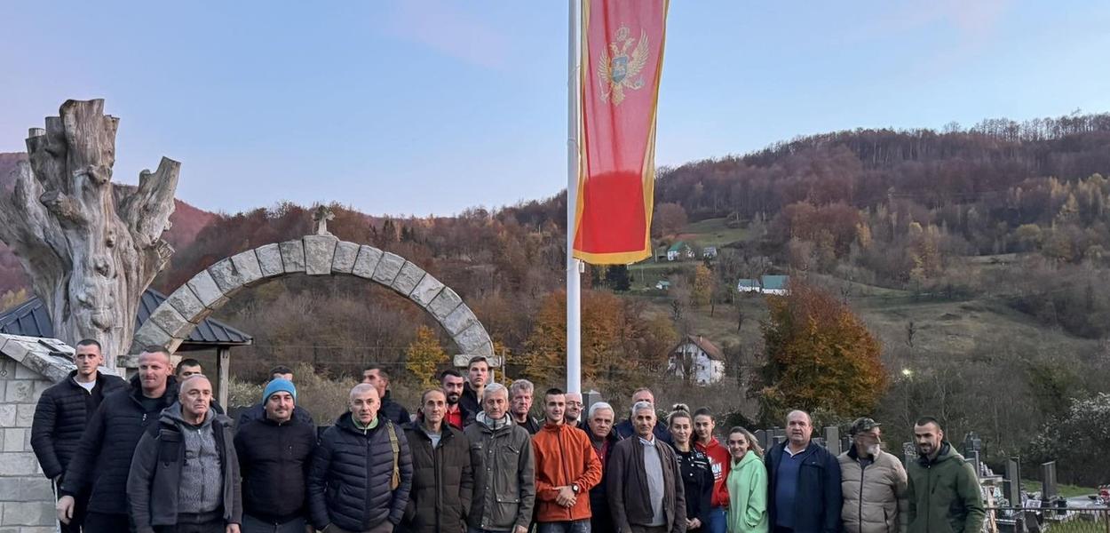 Policija skoro tri mjeseca od huligana čuvala jarbol sa crnogorskom zastavom (Foto: Mještani Štitarice ispred crnogorske zastave)