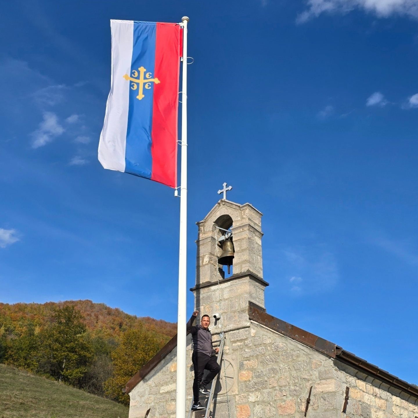 Kačenje video nadzora ispred srpske zastave