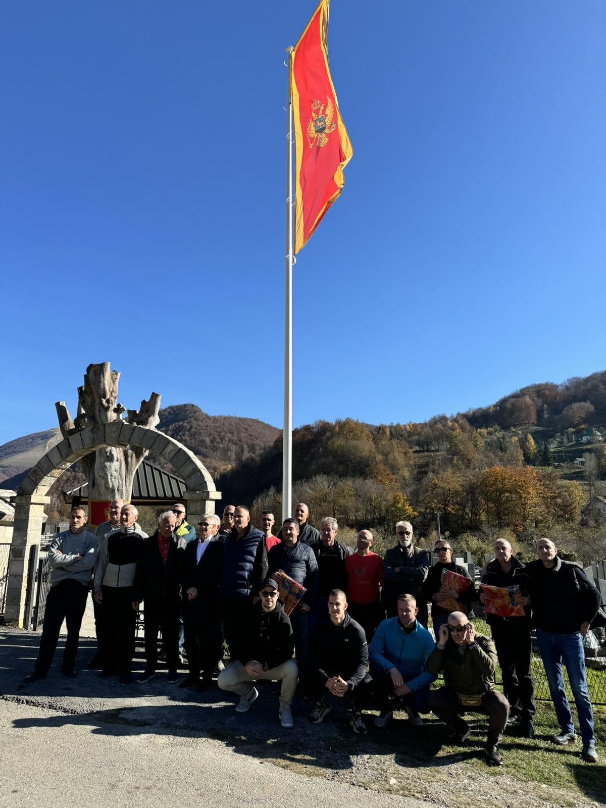 Nova zastava  i patriote koje čuvaju državne simbole