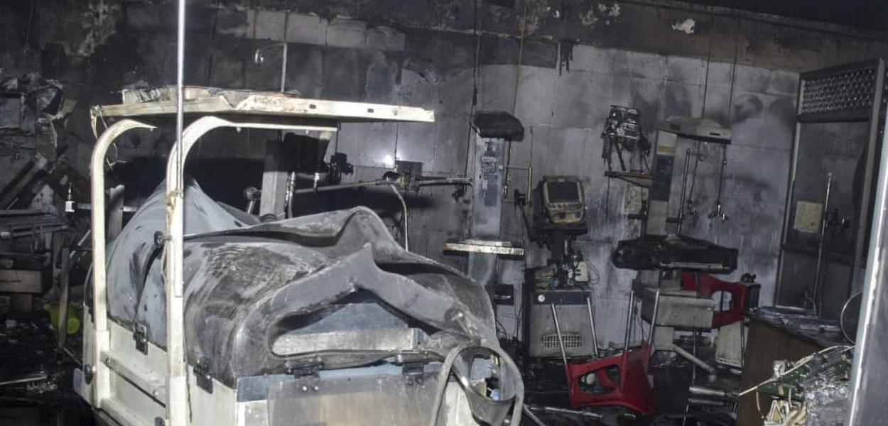 Equipment damaged by fire lies inside a neonatal intensive care unit at Jhansi Medical College hospital in Jhansi, India, Friday, Nov. 15, 2024. (AP Photo) (Foto: AP)