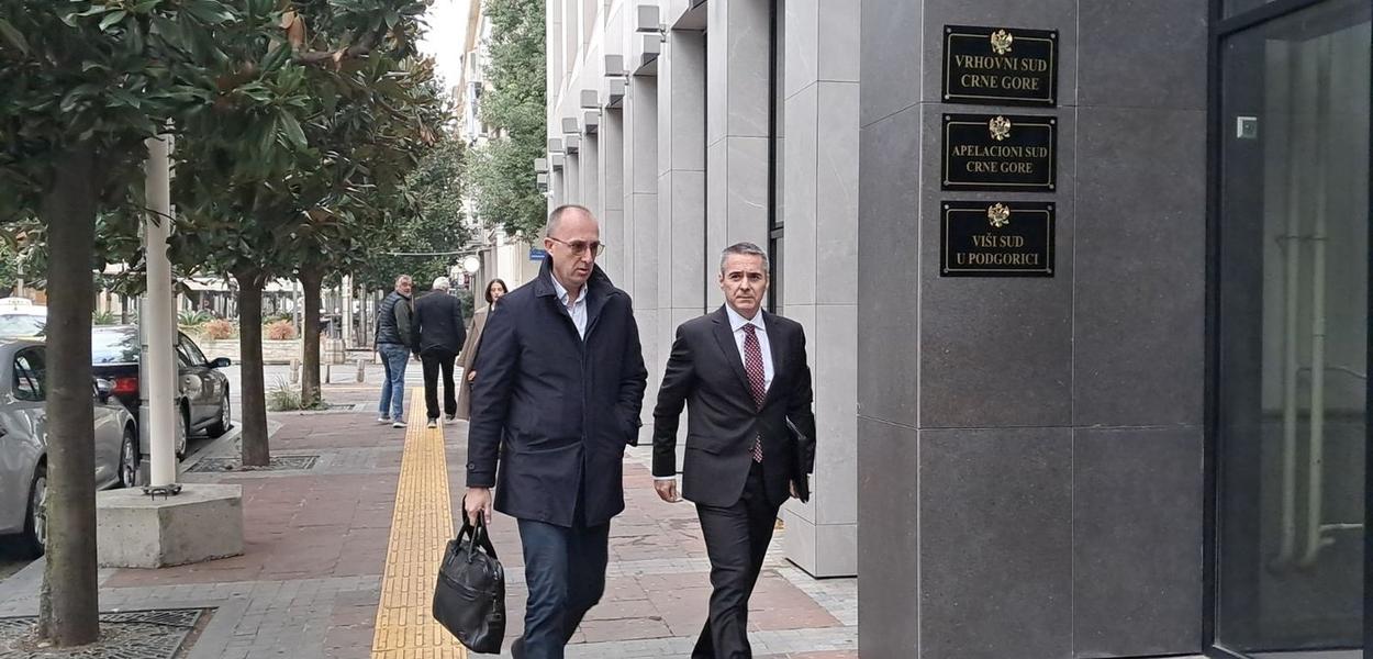 Veljović sa advokatom Volkovim dolazi na jedno od ranijih suđenja (Foto: Marija Žižić/Portal ETV)