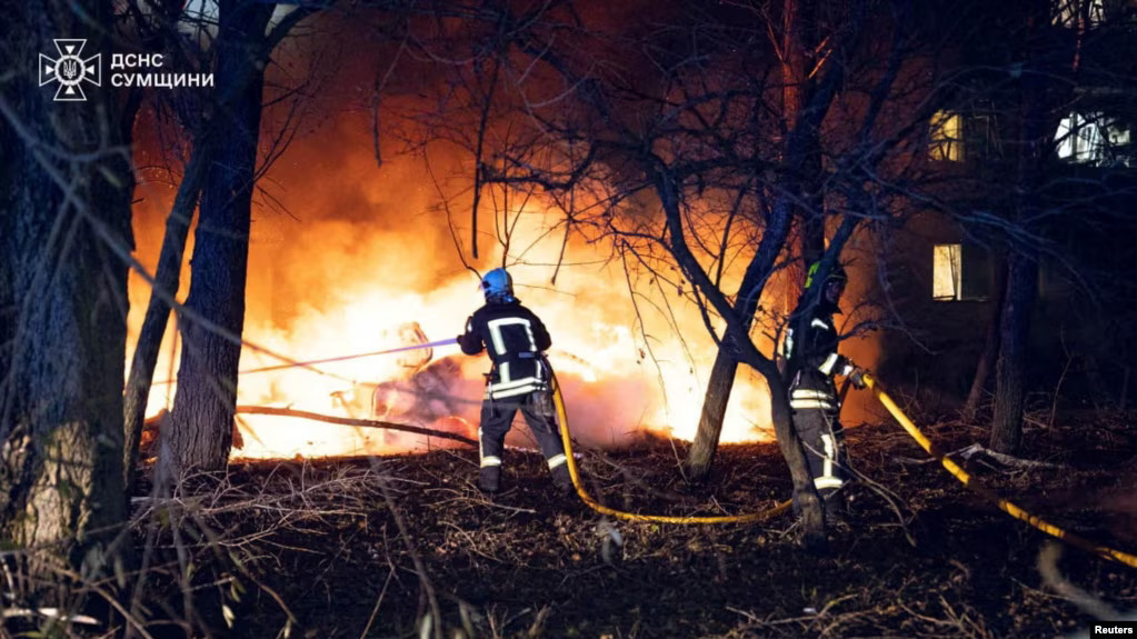 Vatrogasci pokušavaju da ugase požar u blizini stambene zgrade koju je bombardovala Rusija, Sumi, 17. novembra (Foto: Reuters)