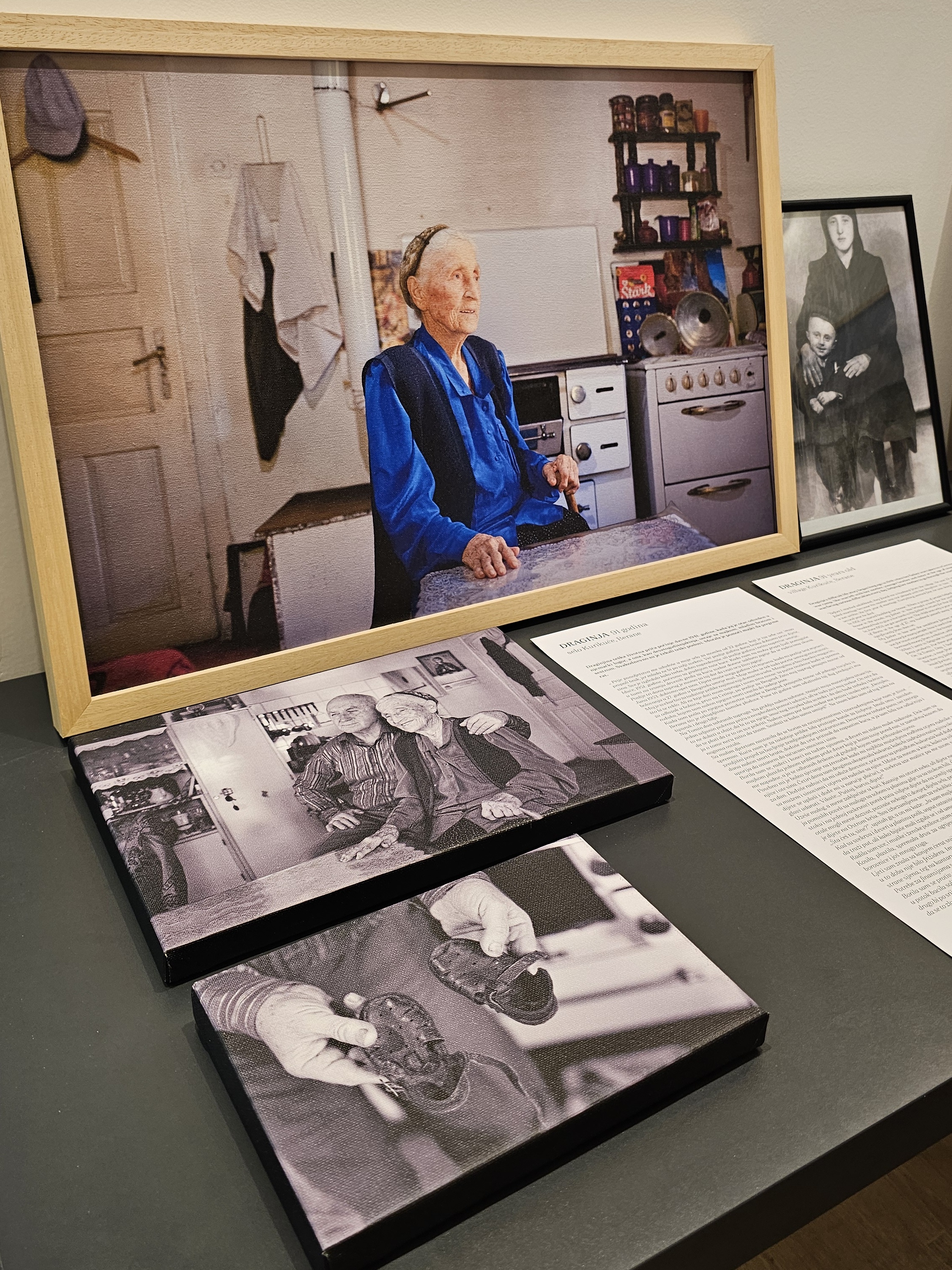 Sa izložbe „Djevojka sa sela“