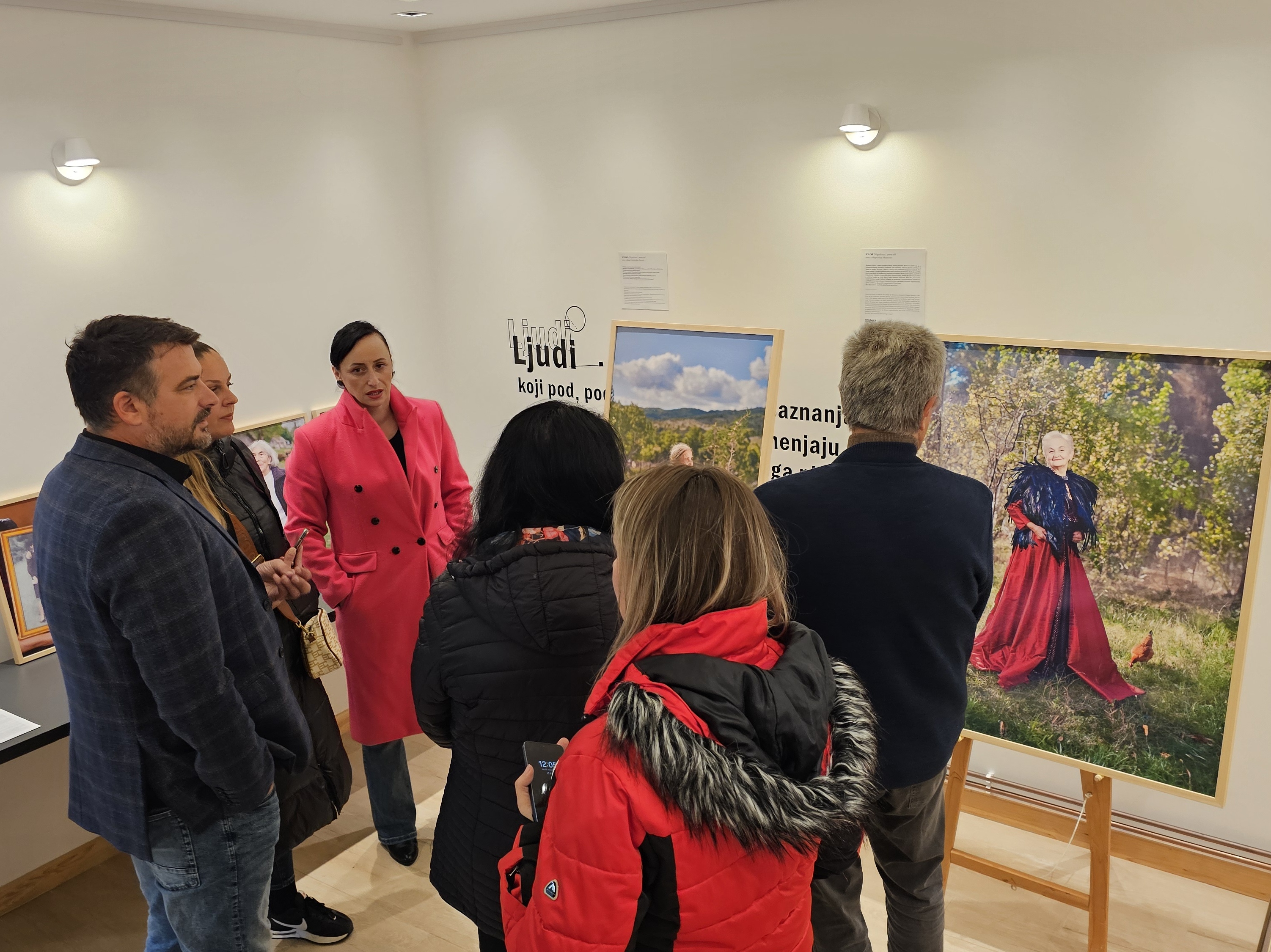 Sa izložbe „Djevojka sa sela“