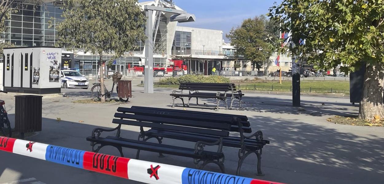 Policija obezbjeđuje područje ispred novosadske Željezničke stanice gdje se obrušila nadstrešnica, 2. novembar 2024. (Foto: RSE)