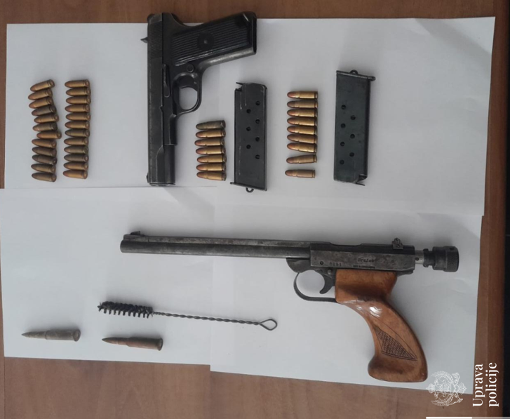 Oduzeto oružje i municija (Foto: Uprava policije)