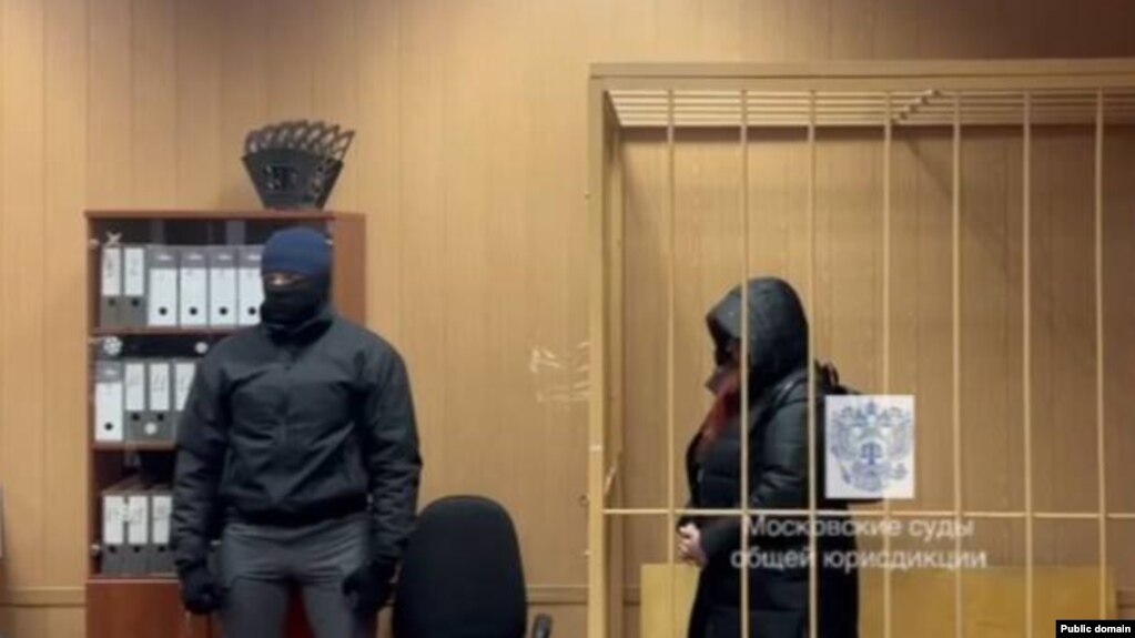 Ruska novinarka Nika Novak u sudnici u Moskvi poslije hapšenja, 25. decembar 2023. (Foto: RSE/Public Domain)