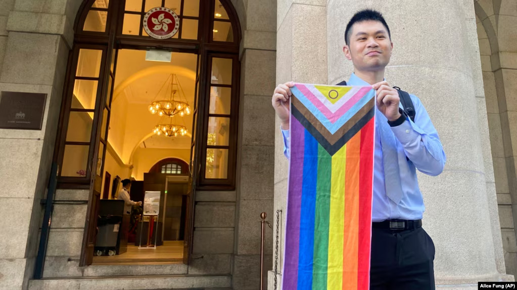 Nik Infinger ispred suda na kojem je pobijedio u višegodišnjoj pravnoj bitci zbog drugačijeg tretmana istopolnih parova, 26. novembar 2024. (Foto: Alice Fung/AP)