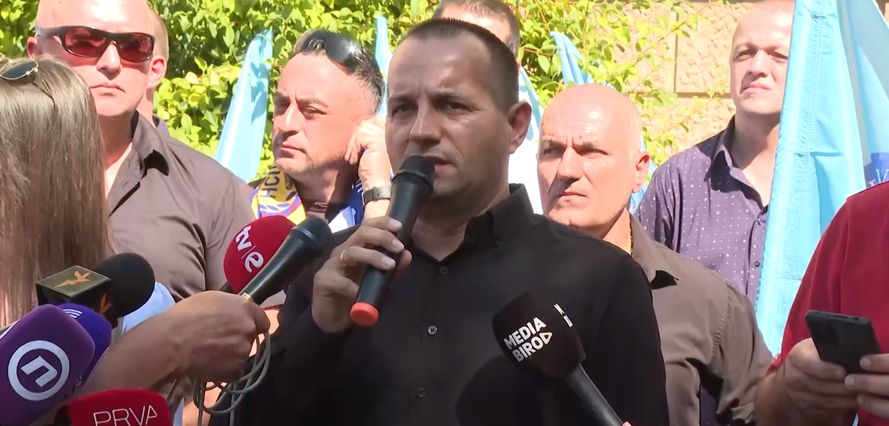 Igor Rmandić, predsjednik Nezavisnog sindikata policije, na protestu ispred MUP-a, septembar 2023. (Foto: Portal ETV/D.M.)