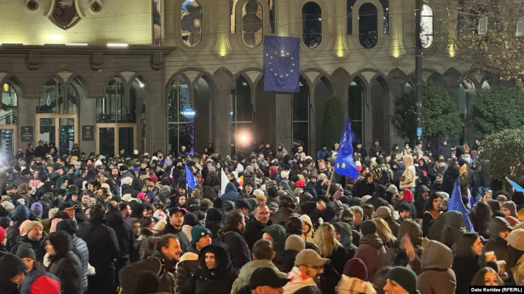 Demonstranti se okupljaju ispred parlamenta u Tbilisiju, 28. novembar 2024. (Foto: Dato Koridze (RFE/RL))