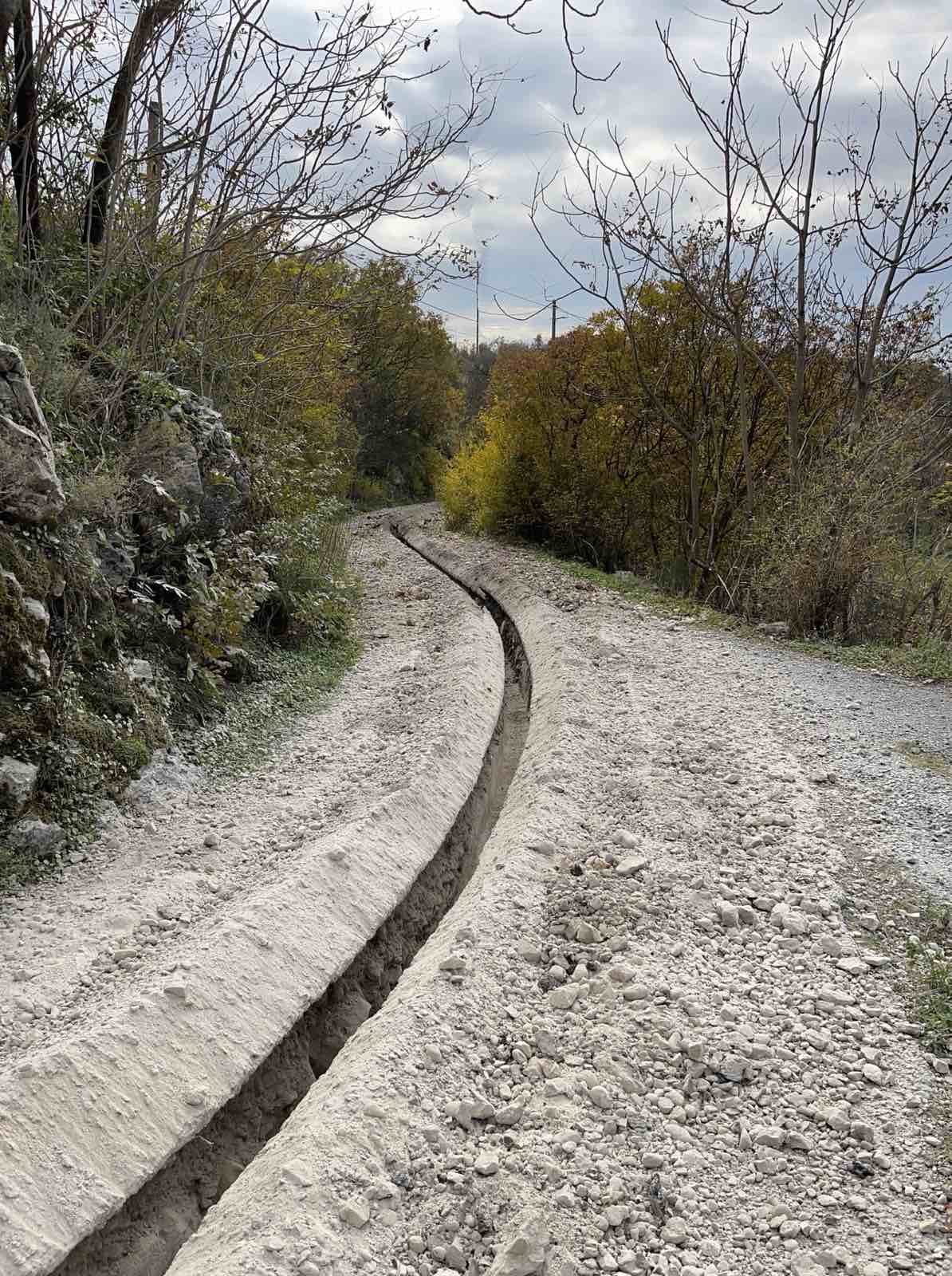 Prokopan put u naselju Donja Vrbica koji bi trebalo ubrzo da bude asfaltiran (Foto: Portal Analitika)