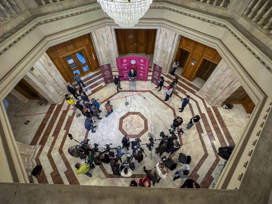 Sa konferencije za medije na kojoj je govorio predsjednik rumunskog Ustavnog suda Marijan Enače (Foto: AP Photo/Nicolae Dumitrache)