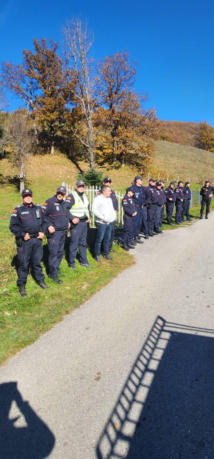 Jake policijske snage obezbjeđivale u Štitarici postavljanje jarbola sa crnogorskom državnom zastavom