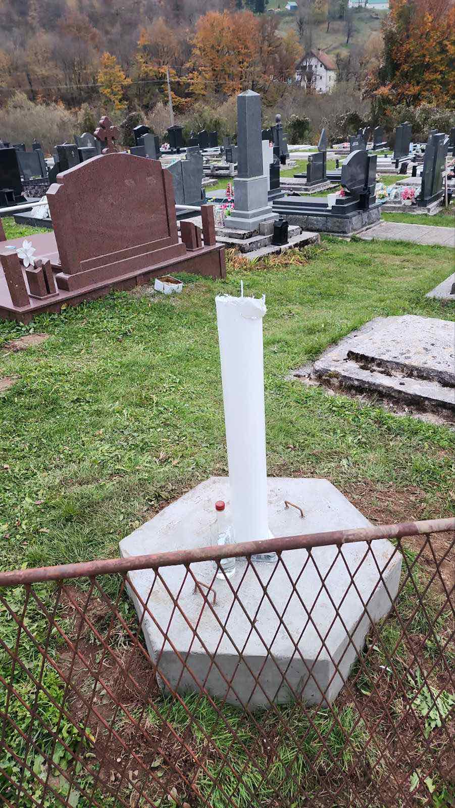 Do danas nijesu identifikovani vandali koji su prije mjesec ukrali jarbol sa crnogorskom zastavom