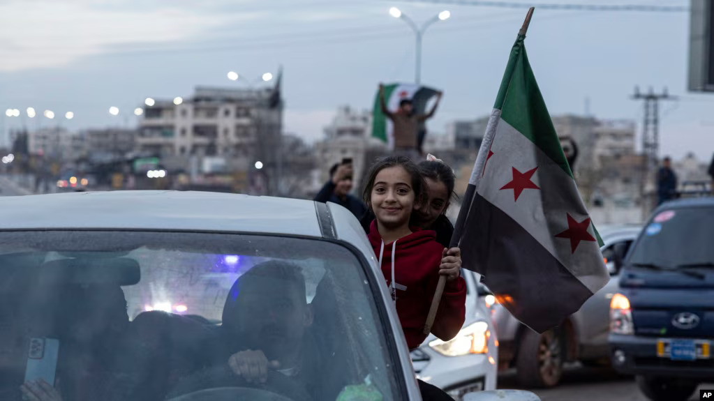 Sirijci slave svrgavanje predsjednika Bašara al-Asada u Damasku 8. decembra. (Foto: AP)