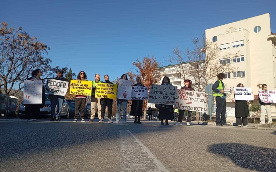 Okupljeni blokirali Bulevar ispred Gimnazije ,,Slobodan Škerović", 13. XII 2024. (Foto: Pobjeda/Nada Đurđevac)