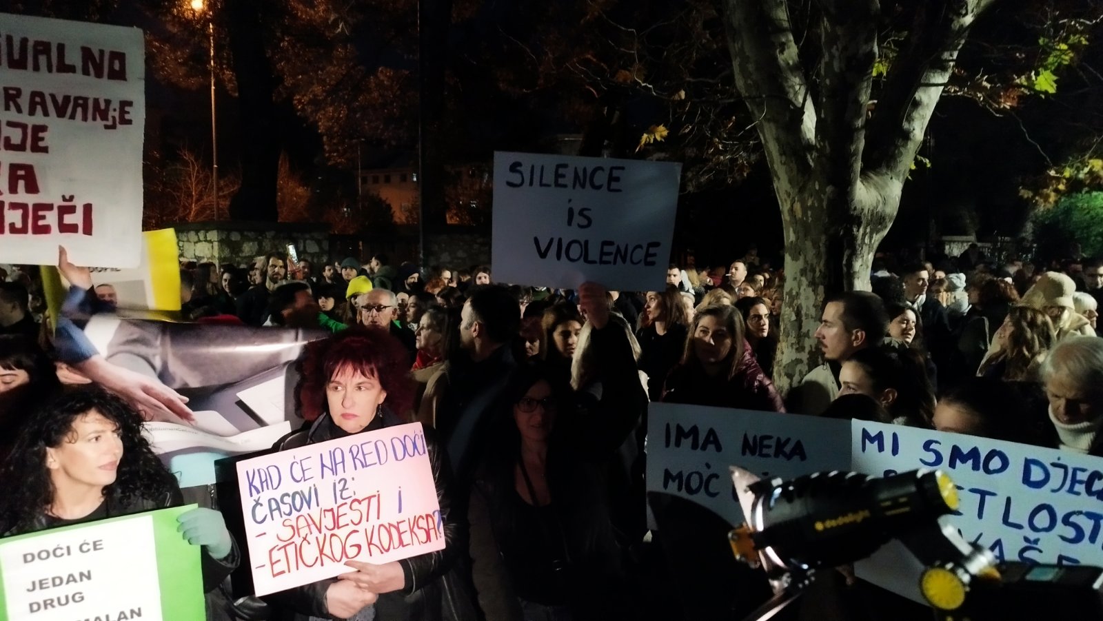 okupljanje ispred gimnazije