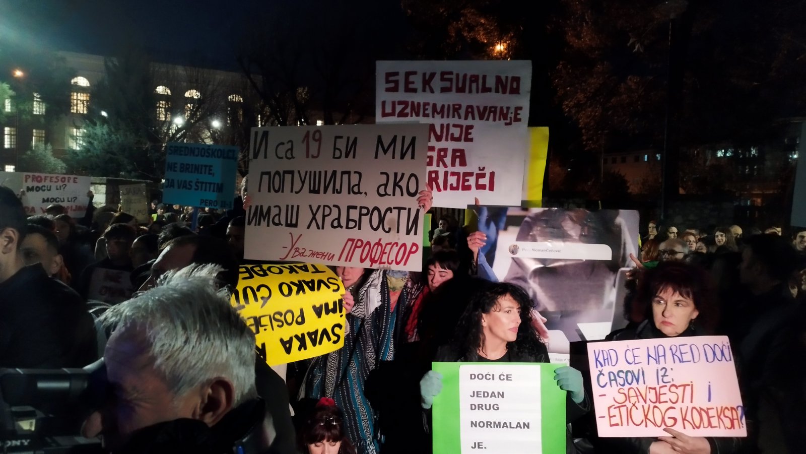 okupljanje ispred gimnazije