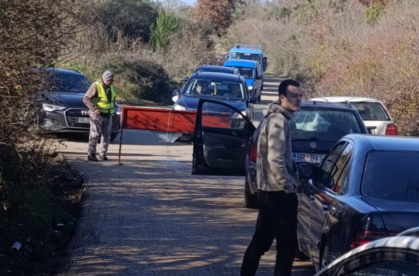 Gužva kod table (Foto: Primorski portal)