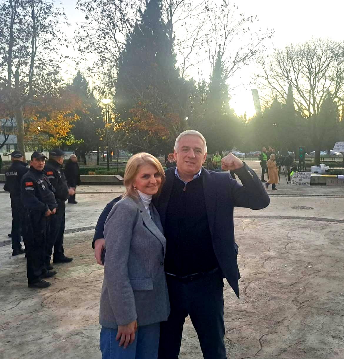 POKUŠALI DA ISPROVOCIRAJU INCIDENT: Biljana i Jovan Vučurović uoči protesta ispred dvorišta Gimnazije (Foto: FB)