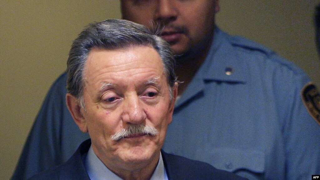 Dragomir Milošević ulazi u sudnicu na izricanje pravosnažne presude u haškoj sudnici, 12. 11. 2009. godine (Foto: AFP)