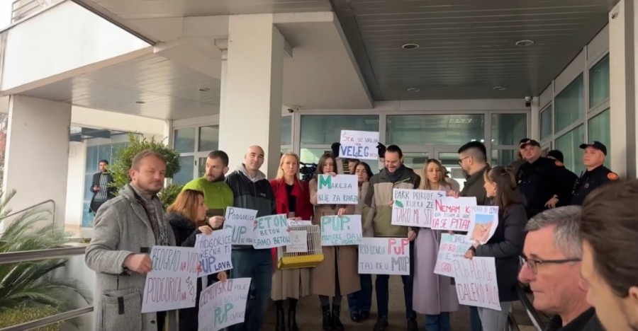 Sa protesta ispred Ministarstva (Foto: Dan)