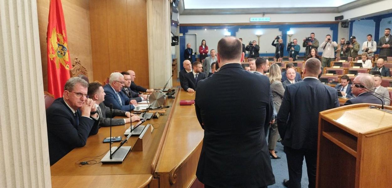 Opozicija ispred predsjednika Skupštine (Foto: Portal ETV/Duško Mihailović)