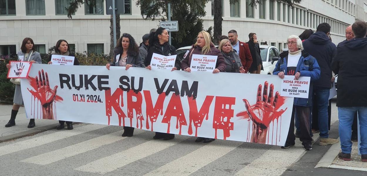 Svakodnevno zaustavljanje saobraćaja u 11:52, Novi Sad (Foto: Aleksandar Latas)