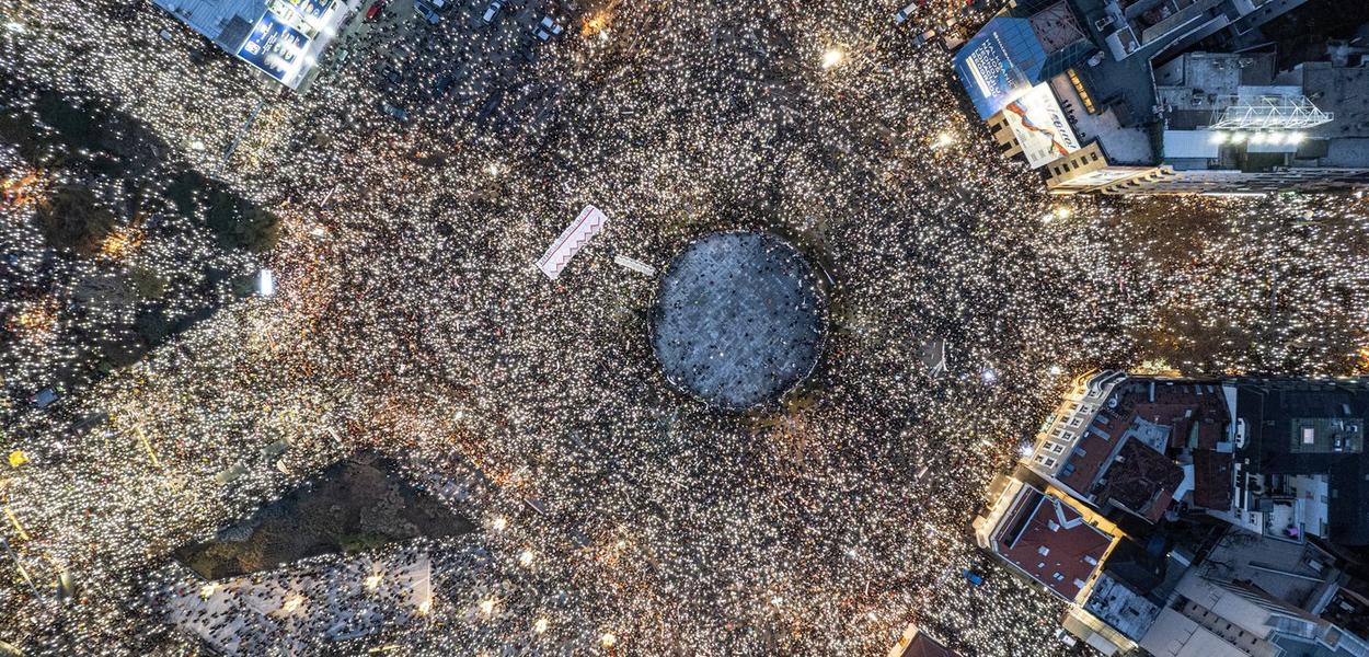 U Srbiji su 2024. godinu najbolje sumirale scene od prošle nedjelje, kada su desetine hiljada ljudi na Trgu Slavija tražili odgovornost za nesreću u Novom Sadu (Foto: Vreme)