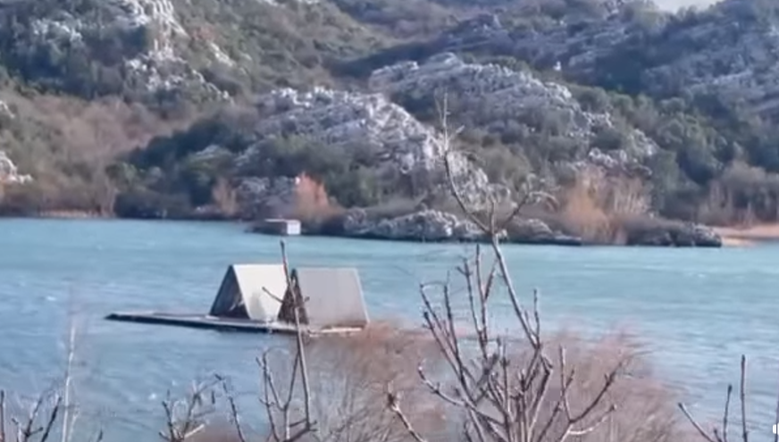 Bungalovi plutaju Skadarskim jezerom (Foto: Fejsbuk - stop kadar)