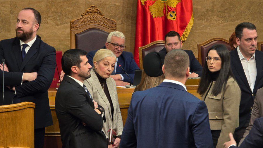 KAKO POVRATITI POVJERENJE U INSTITUCIJE: Protest opozIcionih poslanika