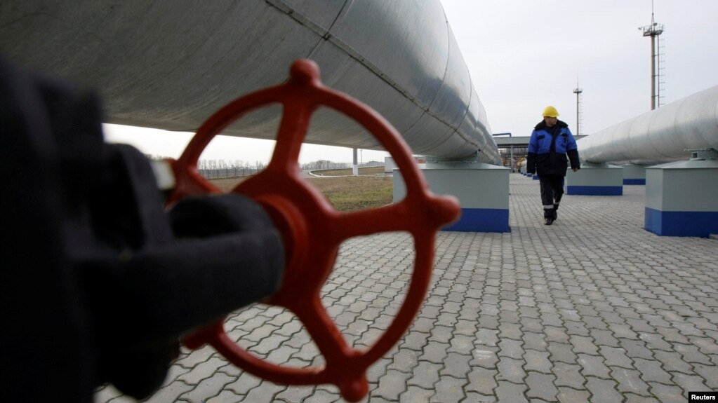 Radnik Gazproma hoda pored cjevovoda na gasnoj mjernoj stanici (fotoarhiv) (Foto: Reuters)
