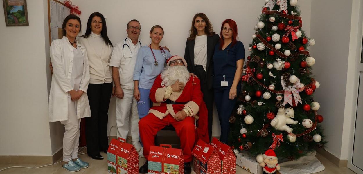 Podjela novogodišnjih paketića (Foto: Opština Bar)