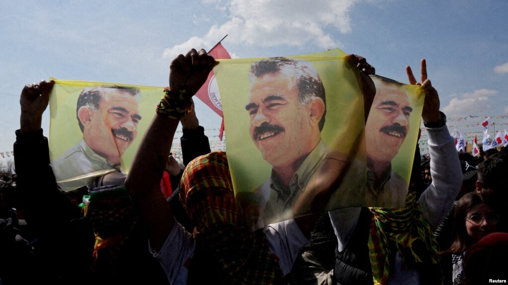 Pristalice prokurdske stranke DEM drže zastave s likom zatvorenog čelnika Kurdistanske radničke stranke Abdulaha Ocalana u Istanbulu, Turska, 17. marta 2024. (Foto: Reuters)