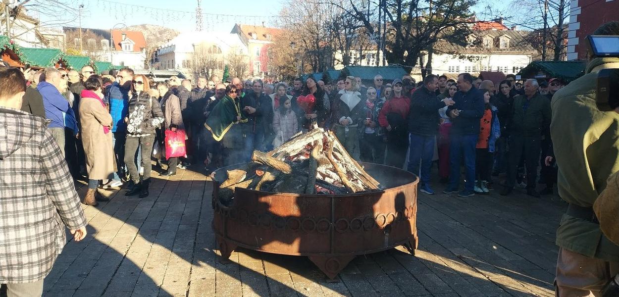 Nalaganje badnjaka na Dvorskom trgu, Cetinje, 6. januar 2023. godine (arhivska fotografija) (Foto: Portal ETV/D.M.)