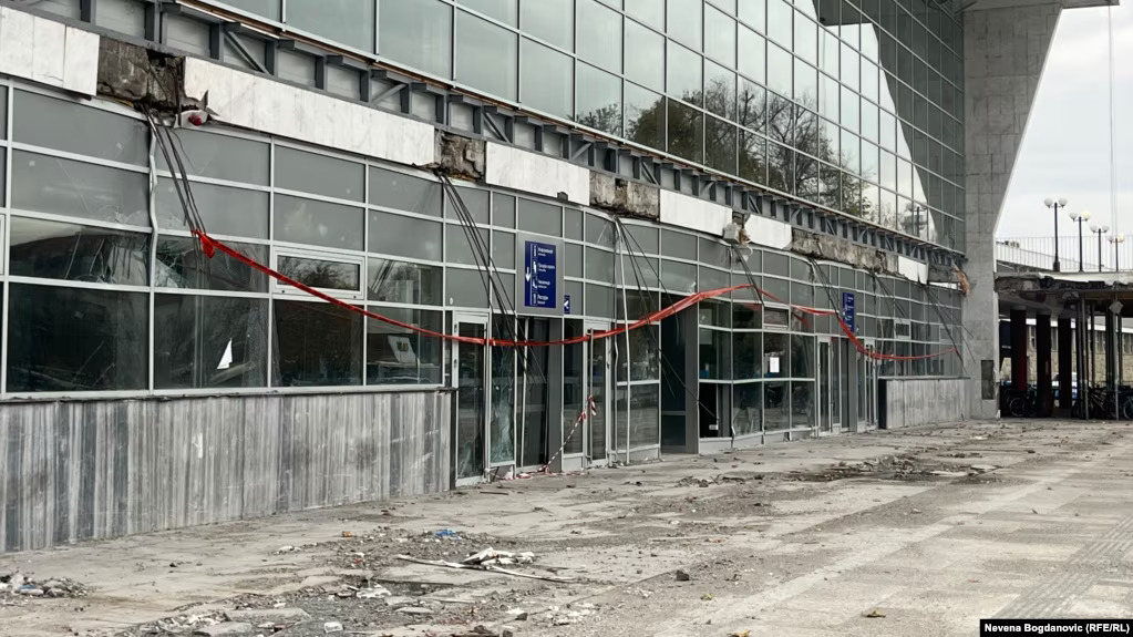 Nešto manje od mjesec nakon pada nadstrešnice sa stanične zgrade, nesreće u kojoj je život izgubilo 15 osoba, 27. novembar 2024. (Foto: Nevena Bogdanović (RFE/RL))