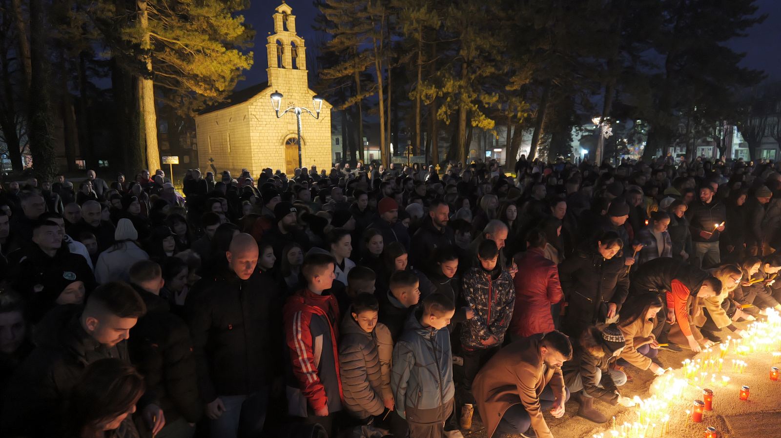 Paljenje svijeća na Cetinju