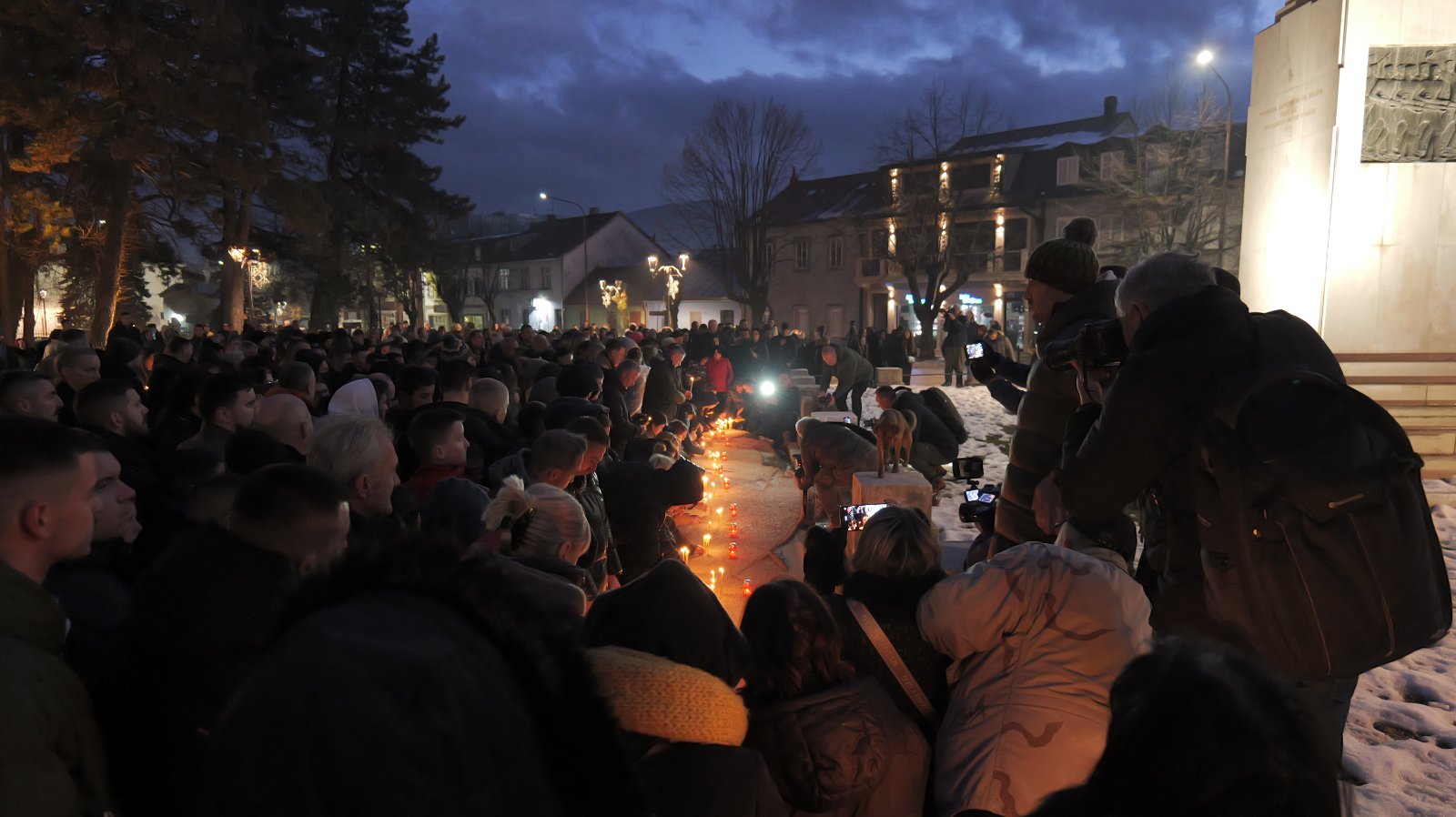 Paljenje svijeća na Cetinju
