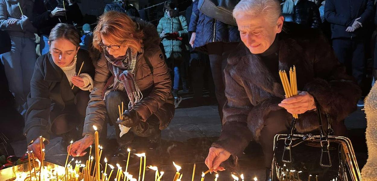 Građani pale svijeće za stradale na Cetinju (Foto: Portal ETV/Duško Mihailović)