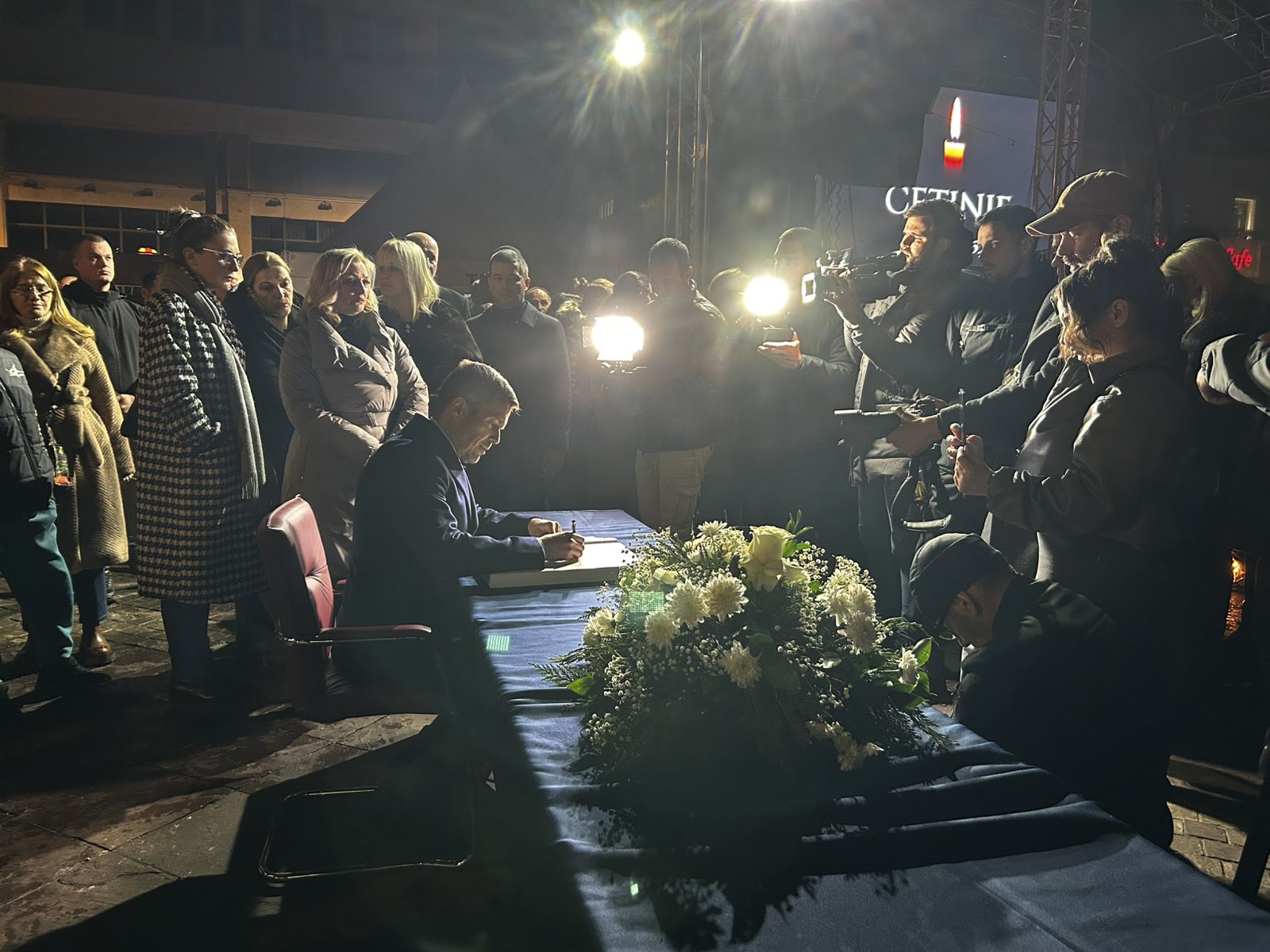 Mujović se upisuje u Knjigu žalosti