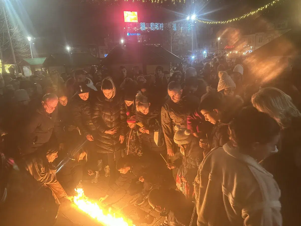 Građani Nikšića odaju poštu stradalima na Cetinju (Foto: Portal RTNK)