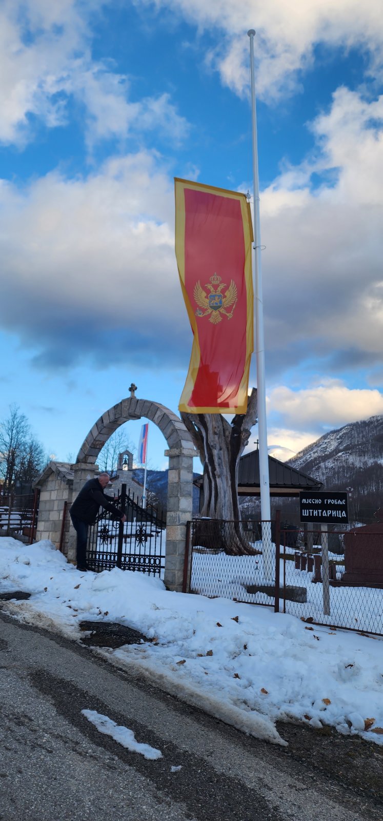 Crnogorska zastava ispred seoske crkve u Štitarici na pola koplja