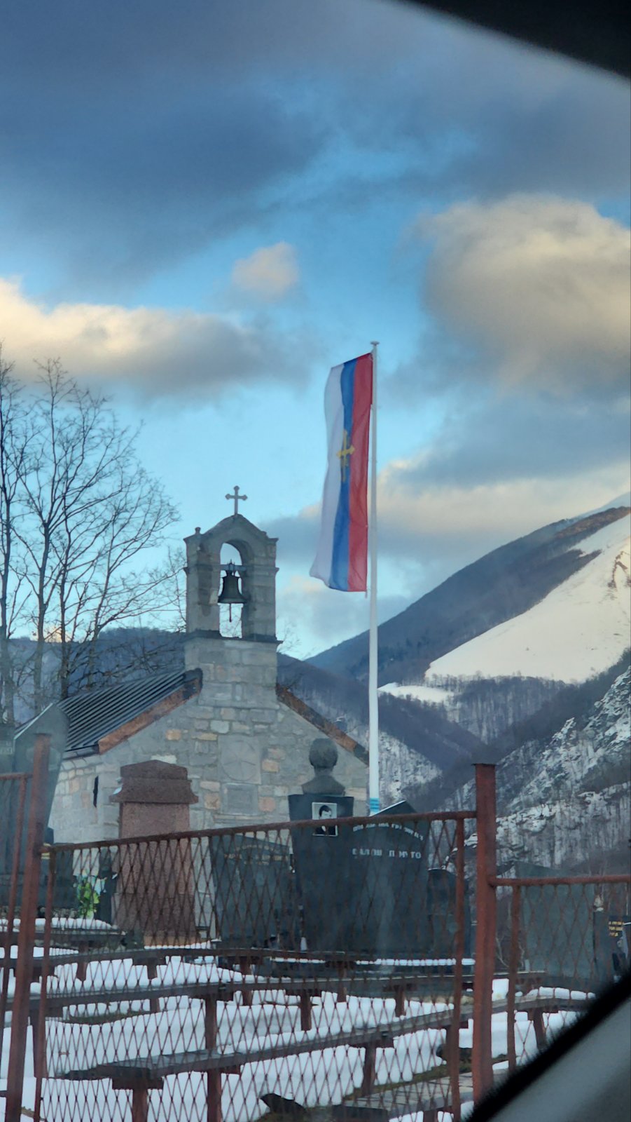 Srpska trobojka ispred crkve u Štitarici nije spuštena na pola koplja 