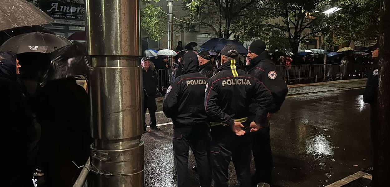 POLICIJE ISPRED VLADE NE FALI: Detalj sa protesta zbog tragedije na Cetinju (Foto: Portal ETV/Duško Mihailović)