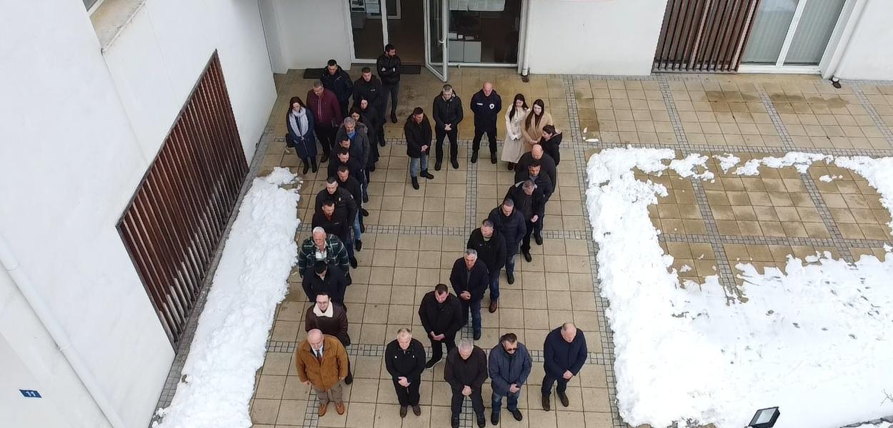 Zaposleni u Opštini Petnjica odali poštu žrtvama masakra na Cetinju (Foto: Samir Agović - X)