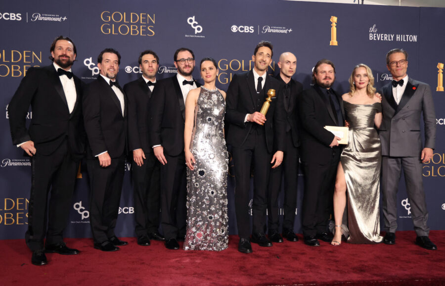 Trevor Matthews, Brian Young, Felicity Jones, Adrien Brody, winner of the Best Performance by a Male Actor in a Motion Picture - Drama award for "The Brutalist," Daniel Blumberg, Brady Corbet, Mona Fastvold, and Guy Pearce, winners of the Best Motion Picture - Drama award for "The Brutalist", pose at the 82nd Golden Globe Awards in Beverly Hills, California, U.S., January 5, 2025. REUTERS/Mario Anzuoni (Foto: Mario Anzuoni)