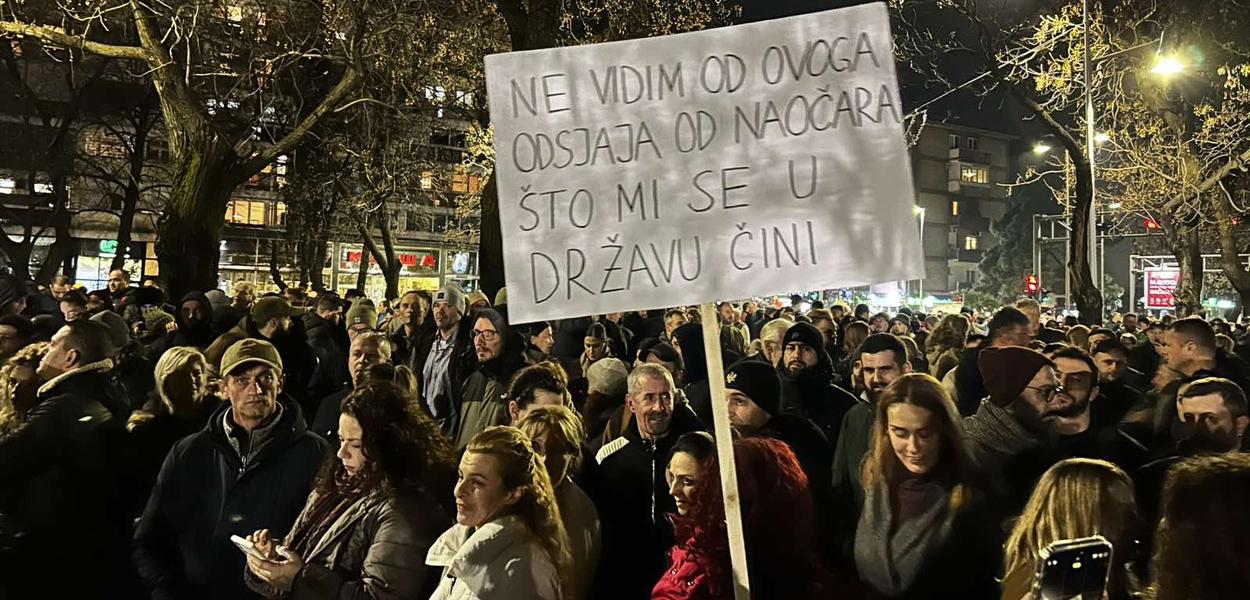 NOVA LICA I NOVA ENERGIJA PRUŽAJU NADU: Na protestu u Podgorici bilo više hiljada građanki i građana (Foto: Portal ETV)