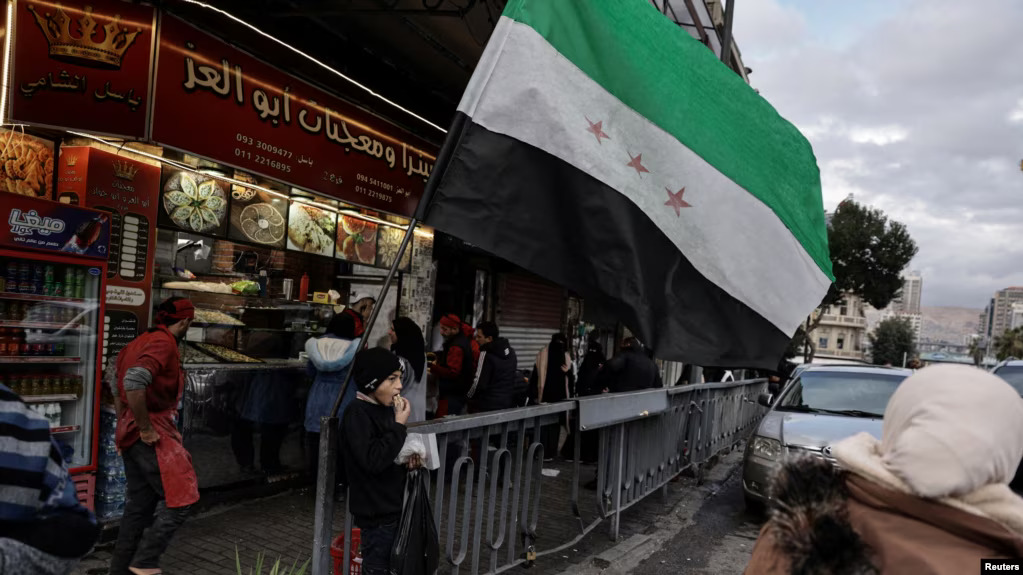 Zastava koju su prihvatile nove sirijske vlasti na ulici u Damasku, 28. decembar 2024. (Foto: Reuters)