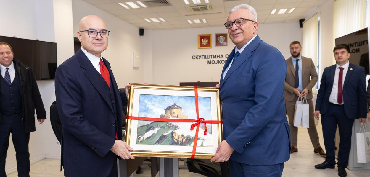 Mandić uručuje sliku Vučeviću (Foto: Skupština Crne Gore)